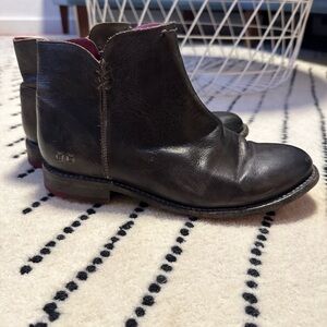 Bed|Stu Yurisa Boots.